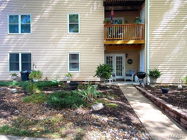 Beautiful Garden Condo Street level parking to sliding door with no stairs, lovely patio/garden area.  Spacious family room open to breakfast room and updated kitchen with custom cabinets and granite counters.  Tile backsplash w/gas range, built in microwave and tile flooring, breakfast bar too.  Mastersuite offers a large bedroom, spacious walk in organized closet.  Private bathroom with tiled flooring, tub/shower combo with tiled shower walls.  Additional bedroom and hall bathroom with tile flooring, tub/shower combo and tiled shower surround.  Laundry room in hall closet for easy access.  Neighborhood Amenities, pool, tennis, green space, ponds. Location: Ground Level, Lower Level.