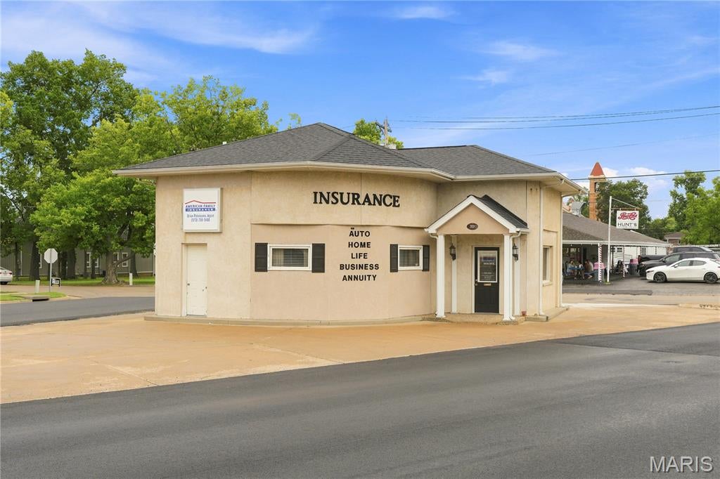 Prime Downtown Farmington Office Opportunity!
Position your business in the heart of downtown Farmington with this versatile commercial office space offering excellent visibility and convenience. The welcoming reception and lobby area creates a professional first impression and includes an adjoining private office, ideal for management, consultations, or client meetings.
The property also features a second private office with its own exterior entrance, providing flexibility for additional staff, independent workspace, or potential rental opportunities. A dedicated storage/work area with countertop space is conveniently located off the lobby, creating an ideal setup for administrative or employee use.
Additional features include multiple restrooms and a functional floor plan designed to accommodate a variety of professional, office, or service-based uses.*
Located near downtown amenities and in close proximity to the St. Francois County Courthouse and local government offices, this property offers the accessibility and location today's businesses demand.
Don't miss this rare opportunity to secure office space in one of Farmington's most desirable commercial districts.
*Buyer to independently verify all information, including zoning, permitted uses, and property features. Information is deemed reliable but not guaranteed.