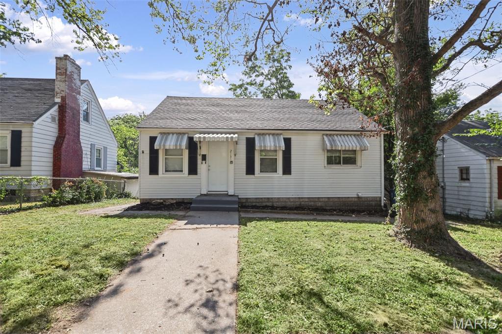 GREAT PRICED ALTON HOME ! GOOD VALUE ON THIS 2 BEDROOM, 1 BATH HOME LOCATED NEAR SIU DENTAL SCHOOL. UPDATES INCLUDE UPDATED KITCHEN WITH TILE BACKSPLASH AND  APPLIANCES INCLUDED, UPDATED BATH, ALL NEW FLOORING, LIGHT FIXTURES, FRESH PAINT THROUGHOUT. OFF STRRET PARKING REAR OF HOME. NO WORK NEEDED ON THIS GREAT LITTLE HOUSE. CINCH HOME WARRANTY PROVIDED.