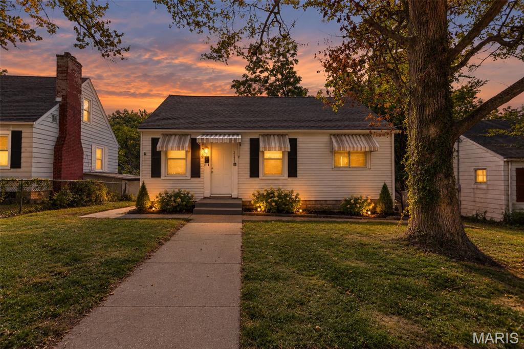 GREAT PRICED ALTON HOME ! GOOD VALUE ON THIS 2 BEDROOM, 1 BATH HOME LOCATED NEAR SIU DENTAL SCHOOL. UPDATES INCLUDE UPDATED KITCHEN WITH TILE BACKSPLASH AND  APPLIANCES INCLUDED, UPDATED BATH, ALL NEW FLOORING, LIGHT FIXTURES, FRESH PAINT THROUGHOUT. OFF STRRET PARKING REAR OF HOME. NO WORK NEEDED ON THIS GREAT LITTLE HOUSE. CINCH HOME WARRANTY PROVIDED.