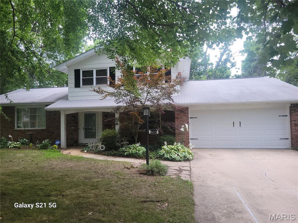 TASTEFULLY DECORATED AND UPDATED HOME ON A CUL-DE-SAC STREET WALKING DISTANCE TO THE HIGH SCHOOL THIS 3 BR 3 BATH HOME IS EVERYTHING YOU NEED AND MORE.  THIS LOVELY HOME FEATURES 2 LIVING AREAS, SEPARATE DINING AREA, A SCREENED IN BACK PORCH WITH NEWER PAVER PATIO PERFECT FOR ENTERTAINING AND FAMILY GET-TOGETHERS.  COUNTLESS UPDATES.   UPDATED BATHS AND SO MUCH MORE.  THE PRIVACY STYLE BACK YARD IS A RARE FIND IN A FANTASTIC LOCATION IN THE HEART OF TOWN.