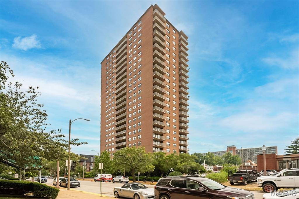 Welcome to effortless Central West End living, where location, convenience, and a little city sparkle come together at the Executive House. This updated 2-bedroom, 2-bath condo offers a bright, open layout with plenty of space to relax, entertain, or simply enjoy the view from your private balcony.
The spacious living and dining areas create an inviting flow, while the updated kitchen features modern touches and everything you need for everyday living. The primary suite offers a comfortable retreat with its own private bath, and the second bedroom is ready to serve as a guest space, home office, or whatever life calls for next.
Beyond your front door, the Executive House delivers the perks of easy condo living with concierge service, secure entry, elevator access, private parking, community lounge/library spaces, outdoor pool, and a welcoming atmosphere that feels more like a community than just a building.
Step outside and enjoy one of St. Louis’ most desirable neighborhoods, with Forest Park, restaurants, shopping, entertainment, and the best of the Central West End just moments away. If you’ve been waiting for a home base that keeps you close to the action while offering a place to unwind, this one checks all the boxes.