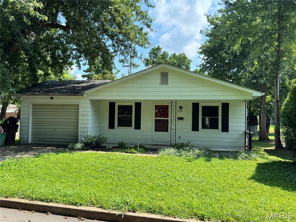 Here's a great starter home with 2 bedrooms, 1 bath in Elsberry on North 6th street.   Home is all on one level and would make a great retirement home, rental home or just a great first home.  Windows have been replaced with vinyl tilt ins, roof is about 10 years old and home is solid.