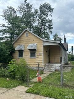 nice location across for the senior building ( old Homer G Phillips hospital)  3 bedrooms* 1 bath * includes the vacant lot (address 2516)that is fenced with house but  it could be a buildable lot. use your imagination, could build a garage or a  another home, a pool  etc* Bring a flashlight, electricity not hooked up