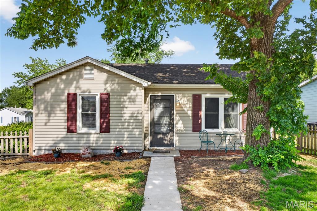 ***NEW ROOF***Step into this adorable home with thoughtful, charming updates ready for you to move in. Some of the charming features inside include new luxury vinyl plank wood-look flooring throughout, craftsman style kitchen cabinets, stainless steel appliances, an updated bathroom with custom finishes, and warm paint colors throughout the home. Outside you are greeted with a charming picket fence, mature trees providing shade, and a lovely deck perfect for outdoor entertaining!  This 3-bed, 1-bath home offers an inviting open-concept floor plan on a level lot with an attached garage and welcoming yard. Quick access to multiple highways for an easy commute to St. Louis or Illinois. This charming home combines comfort, convenience, and a welcoming community setting. Move-in ready and waiting for you—come see why this one feels like home!