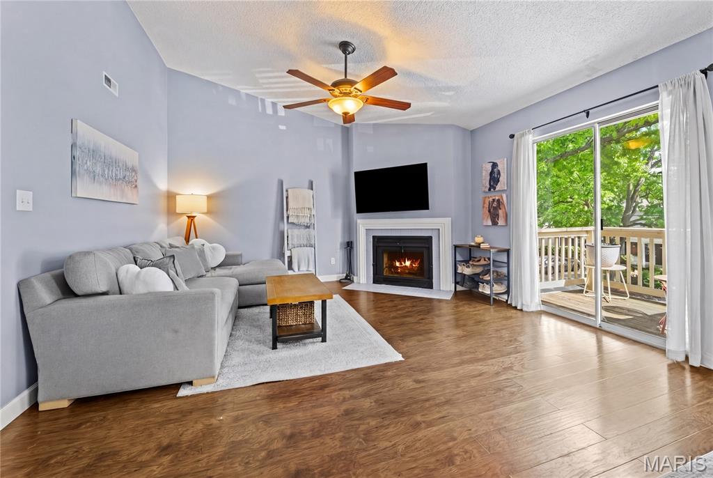 Welcome to 9125 N Swan Circle in Brentwood Forest, exactly the kind of condo that makes it easy to see why people love living here. This 2 bed, 1 bath condo features one of the larger two-bedroom floor plans in the community, along with an updated kitchen with modern finishes and all appliances included.

The layout offers comfortable living spaces, great natural light, and the kind of low-maintenance lifestyle buyers are looking for. And the real standout? TWO balconies. Whether you want a quiet outdoor retreat, space for plants, or just an excuse to enjoy fresh air twice as often, you’ll love having both front and back outdoor spaces.

From the pools and tennis courts to the walking trails, lake views, and easy access to shopping, restaurants, and highways, Brentwood Forest offers the kind of lifestyle that’s hard to beat. Low maintenance living never looked so good.
