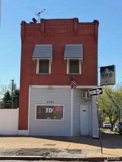 Welcome to JD's Corner! A thriving 19 year neighborhood bar with a second floor 1 bed, 1 bath apartment.  A quaint establishment where everyone knows everyone's name. Bar has newer bar equipment, established clientele, vinyl fenced patio area, and a detached garage.  This is your chance to own a well established business with endless possibilities.