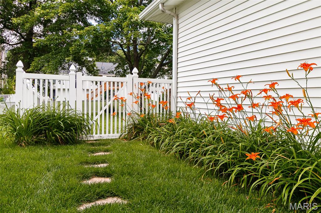 Country Crossing Manor - Residential