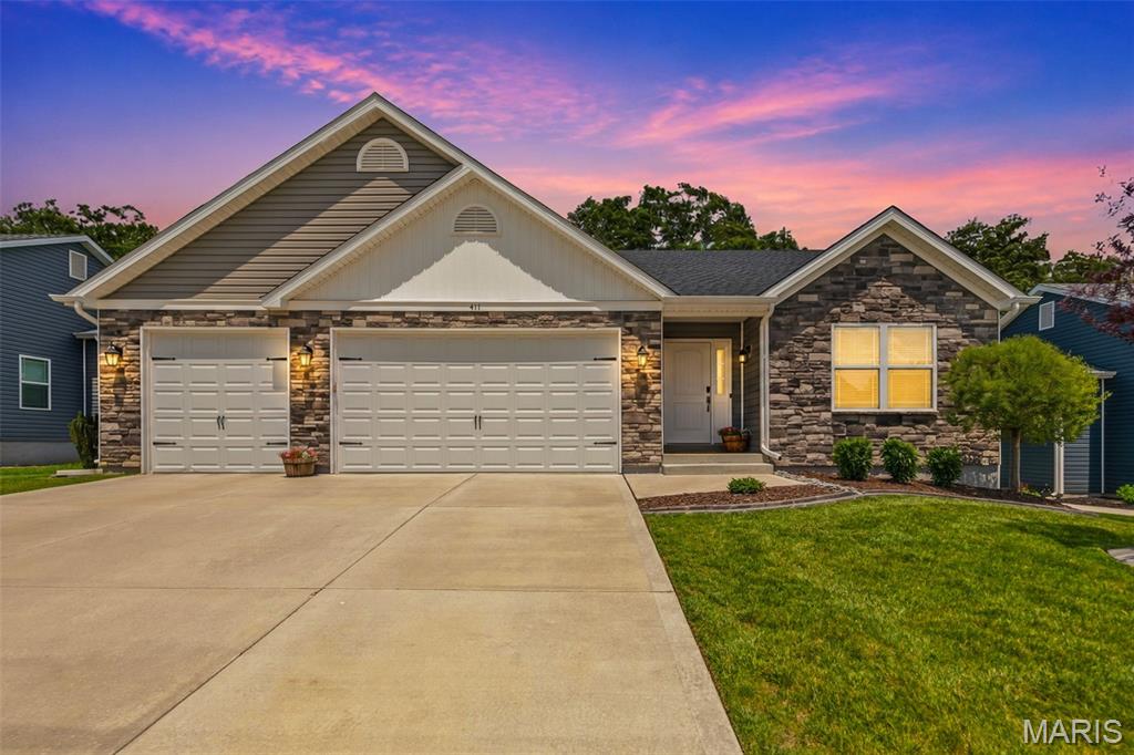 Welcome home to this beautifully appointed 4-bedroom, 3-bath ranch offering an open floor plan, upscale finishes, and a desirable location in the highly sought-after Wentzville School District. From the moment you step inside, you'll appreciate the thoughtful design and attention to detail throughout.
The stunning kitchen is the heart of the home, featuring gorgeous quartz countertops, large center island with breakfast bar seating, stainless steel appliances, and extended-height upper cabinets with soft-close doors and drawers. The kitchen flows seamlessly into the breakfast room and spacious living room, where a stacked stone gas fireplace and soaring windows create a warm and inviting atmosphere filled with natural light.
Enjoy morning coffee or evening sunsets from the composite deck overlooking a private backyard framed by mature trees. Sliding glass doors in the breakfast room provide easy access to outdoor living and entertaining.
Retreat to the impressive primary suite featuring a tray ceiling with recessed lighting, oversized windows, an expansive 11x7 walk-in closet with a custom organization system, and a luxurious en-suite bath complete with dual sinks, a seated shower, and abundant natural light. Two additional bedrooms, a full bath, and laundry room complete the main level.
The finished lower level provides even more living space with a large recreation room, full bath, and a generously sized fourth bedroom with two egress windows, making it an ideal guest suite, home office, or flexible living space.
Additional features include a 3-car garage and an oversized driveway with plenty of room for vehicles, guests, bikes, and all the extras that come with an active lifestyle.
Residents of Timber Trace enjoy neighborhood amenities including a stocked fishing pond and playground. Conveniently located near shopping, dining, parks, and major highways, this home offers the perfect blend of comfort, style, and convenience.
Don't miss your opportunity to make this exceptional home yours—schedule your showing today!