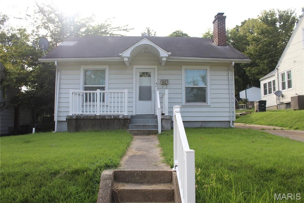 320 N Fountain St is a 2 bed, 1 bath single family home for sale in Cape Girardeau Missouri, totaling 728 sq ft and within a short drive to SouthEast Missouri State University. This property is currently being leased for $975 a month. 

This property is also being sold as part of a portfolio totaling 33 doors and $3,350,000.