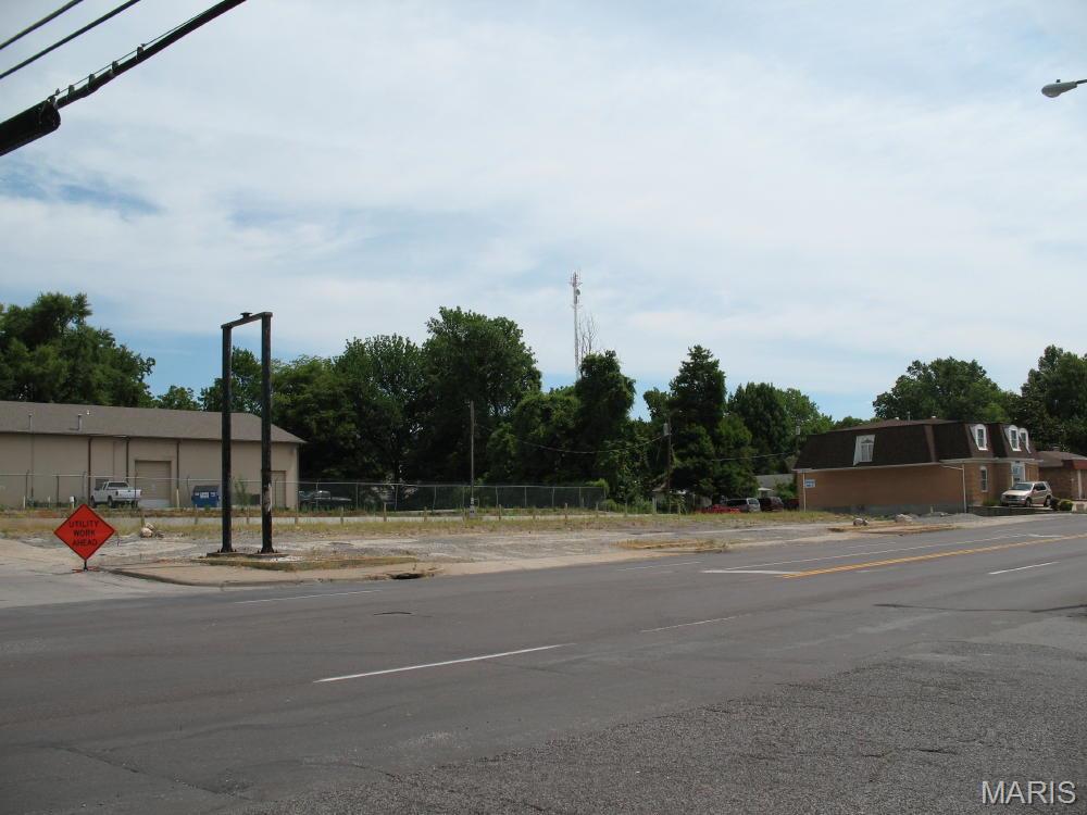 Commercial building lot with 190' frontage. Lot is approximately 19,500 SF with all city services and commercial zoning.