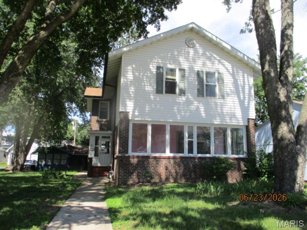LARGE HISTORIC 2 STORY HOME WITH 3 LARGE BEDROOMS, 3 BATHS, FORMAL DINING ROOM, LIVING ROOM WITH FIREPLACE, SUN ROOM, CUSTOM KITCHEN, FULL BASEMENT, 2 GARAGES WITH 4 PARKING SPACES, ALLEY ACCESS, EXTRA LOT. 2 PARCELS 08-27.0-216-007 AND 08-27.0-216-018

Agents must register as a User, enter the property address, and click on “Start Offer”. This property may qualify for Seller Financing (Vendee). If Property was built prior to 1978, Lead Based Paint Potentially Exists.

BUYER TO VERIFY ALL MLS INFORMATION INCLUDING BUT NOT LIMITED TO SQ. FT., TAXES, ROOM SIZE, ROOM COUNT, FLOORING, SCHOOLS, ETC...