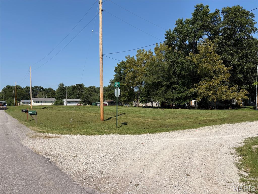 MULTI-FAMILY BUILDING LOT ZONED R2.
Exceptional Investment Opportunity to build a private residence, duplex or triplex with outstanding potential for development. Level corner lot with city utilties  available conveniently located within walking distance to Colbert City Park. Lot measures 80 x 120 feet on two city lots.  Opportunities like this are hard to find.