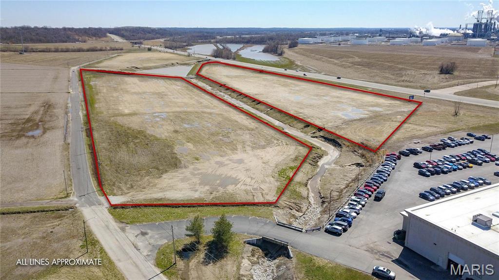 Fabulous commercial property right off of Highway 255! There is 19 acres of property available that would be great for a large truck
stop, hotel, restaurant, strip mall, new warehousing, retail and so much more. This property has over 1,300 feet of frontage and is within 20 minutes of St. Louis, right off of Highway 255 and IDOT daily traffic count of 12,300 in 2019. Location: High Traffic, Suburban