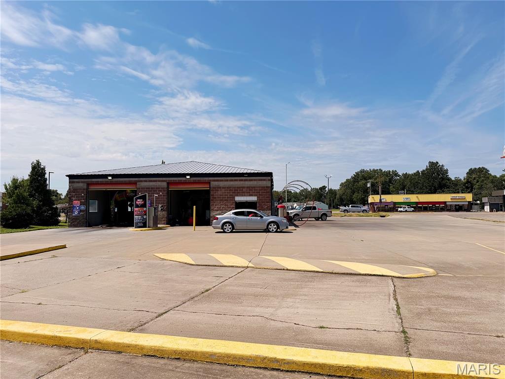 Prime commercial lease opportunity on a highly traveled main street in Sikeston! Currently operating as a tunnel car wash, this property offers excellent visibility, accessibility, and endless potential for redevelopment. The space can be built out to accommodate a variety of commercial uses, making it a great opportunity for businesses looking to establish themselves in a high traffic location.