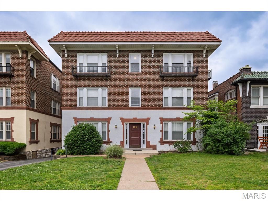 Experience comfort and convenience in this charming 2-bedroom, 1-bath condo just steps from Washington University’s campus and its athletic fields. With windows on three sides of the unit, there is an abundant flow of natural sunlight which enhances the spacious open floor plan featuring an airy updated kitchen, Dining Area and Living Room - perfect for everyday living and entertaining. You will enjoy the convenience of a covered parking space on a private lot behind the building, private laundry set in the basement, and its secure building setting. In addition to being catty-corner to Wash U’s campus, this condo is located near Clayton, the Loop, Fontbonne College’s campus, our 360-acre Forest Park and Oak Knoll Park making it ideal for many buyers including students, faculty/staff, investors (the unit is habitually quickly snatched by renters!), or for anyone who desires easy access to a centralized location in St. Louis County. This attractive condominium presents a rare opportunity for some lucky buyer! Note: Property is being sold "As-is" and Seller will make no repairs or improvements as a condition of sale.