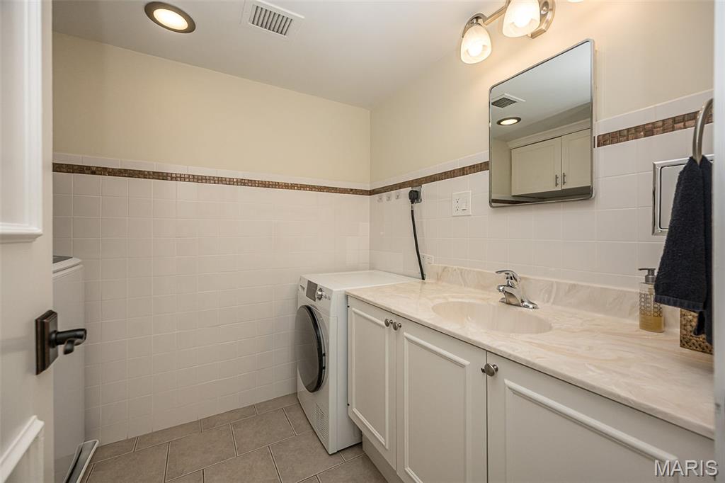 Hanley Towers Condominium - Residential