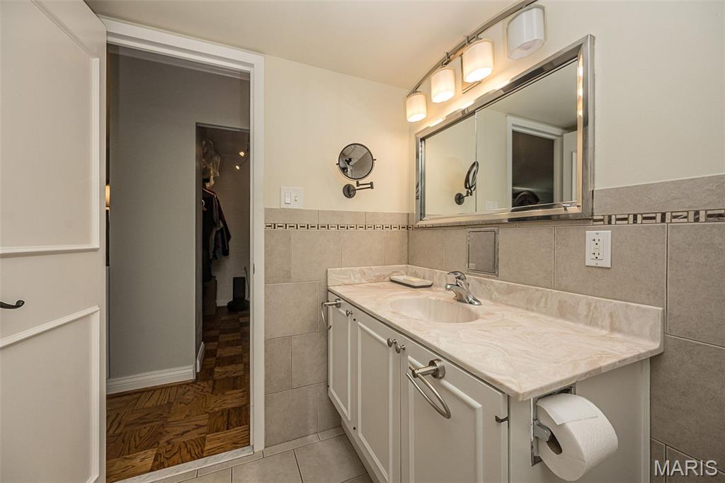 Hanley Towers Condominium - Residential
