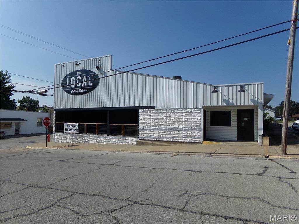 Looking for a business opportunity in Steeleville, well here it is. Formerly the Local Restaurant, This commercial property has lots of potential. 2 dinning areas, open porch dinning, and a gaming room all ready for machines. This property comes will all the kitchen equipment and two walk in coolers. So if your looking for a piece of commercial property in Steeleville, set up your showing appointment today.