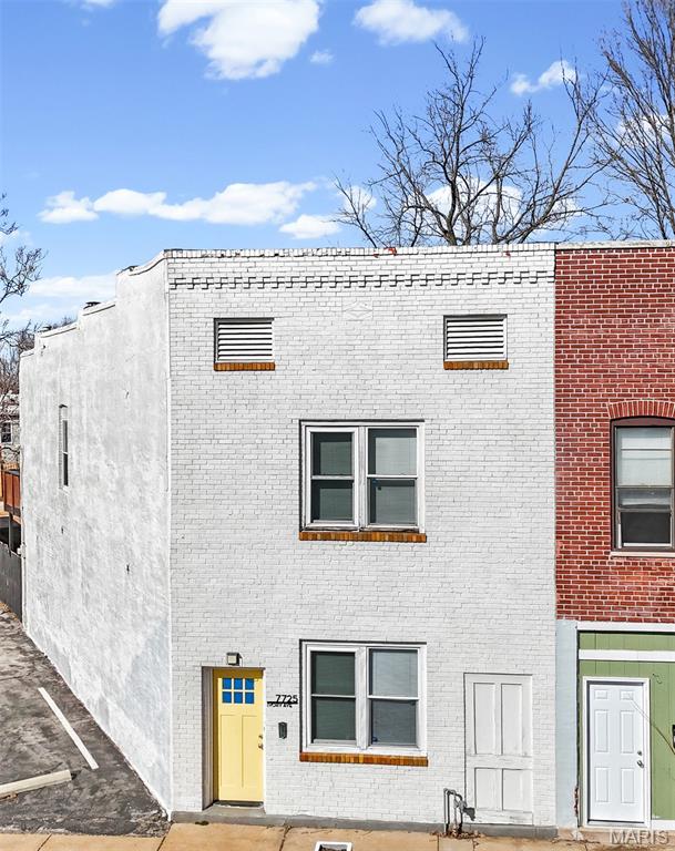 This charming three-bedroom townhome, set within a classic brick building, offers a blend of historic character and everyday functionality. Inside, you’ll find an updated kitchen featuring 42-inch white cabinetry, granite countertops, and stainless steel appliances, along with the convenience of main-floor laundry. The home includes three bedrooms, one and a half bathrooms, and ample storage space in the unfinished basement.
Located in the Patch neighborhood, one of South St. Louis’ most historic communities, the area is known for its remarkable concentration of pre-1939 architecture, including early Craftsman homes stand alongside structures dating back to the 18th century. This hidden-gem pocket of South City offers a unique balance of heritage and revitalization, where neighborhood pride continue to shape a welcoming and connected environment. Local favorites are just steps away, including Mama’s Breakfast Table, Stacked Burger Bar, and Sugarwitch. Fanetti Plaza provides green space for community events and gatherings, while Carondelet Lions Park offers a huge children's playground, picnic tables, and, it's the perfect spot to walk dogs as it offers gated entries to a fully enclosed 4 foot fence surrounding a walking path and grassy center. Carondelet Park offers additional outdoor recreation just minutes away! Residents also enjoy close proximity to Perennial Artisan Ales and Neighbor’s Place, along with my absolute favorite...easy access to Grant’s Trail (the Gravois Greenway) — a flat, paved trail connecting River des Peres to Kirkwood and a local favorite for walking, running, and biking. The trailhead access is only about a 7 minute walk or a 3 minute bike ride from this property!