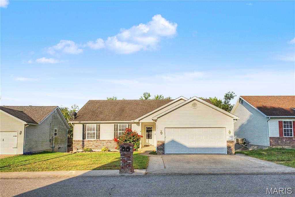 This spacious home offers a noteworthy number of bedrooms and bathrooms, plus a mostly finished basement providing even more living
space and flexibility. The basement also offers plenty of storage space! Step outside to enjoy grilling or relaxing on the back deck or lower
patio overlooking the private, fenced backyard. A storage shed adds convenient outdoor storage, while the wooded backdrop creates a
peaceful setting with no neighbors directly behind you! The upgraded brick mailbox adds a polished touch to the home's curb appeal. A
great combination of space and value! Located close to Proctor and Gamble and near interstate access.