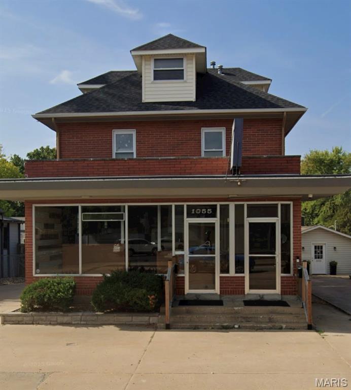 This property has a large retail window very visible to a busy intersection.  apartment upstairs rents for 1300.00 Monthly