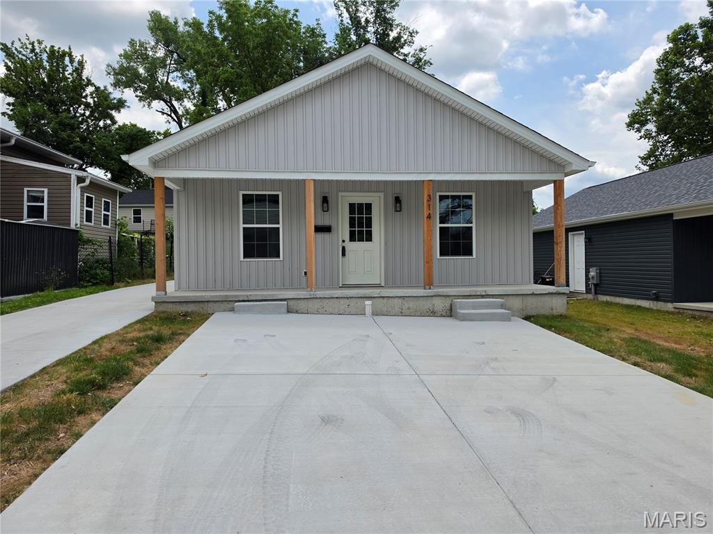 Welcome to this beautifully crafted brand-new construction Craftsman-style home in Crystal City. This 2-bedroom, 2-bath residence combines timeless curb appeal with modern finishes and quality construction. Built with durable 6-inch exterior studs for enhanced strength and energy efficiency, the home features granite countertops, stainless steel appliances, and sleek matte black door hardware, faucets and accents throughout. Thoughtfully designed with comfort and style in mind, this move-in-ready home offers the perfect blend of craftsmanship and contemporary living.