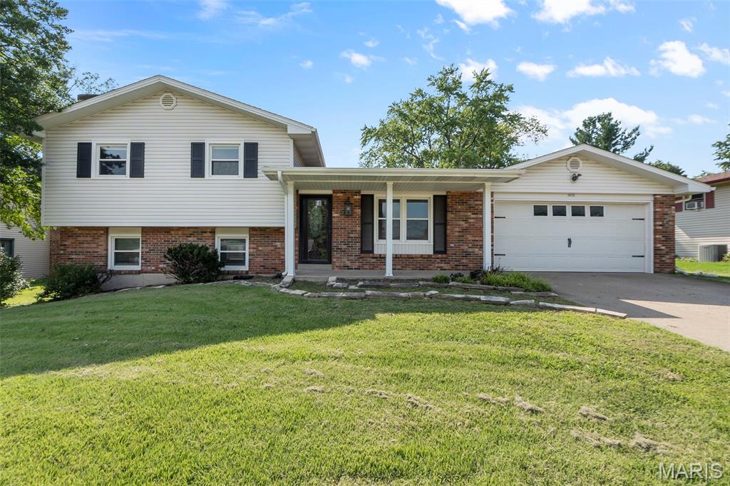 This well maintained multi level home offers the perfect blend of space and functionality! Enjoy a bright sun porch, a private fenced backyard, and plenty of room for the whole family. 3 bedroom 2 bathroom 2 car garage.