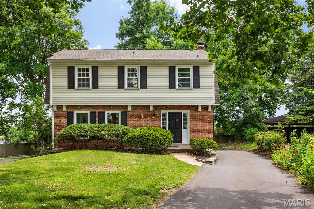 8562 Colonial Lane has been recently refreshed with new paint throughout, new carpet and almost all new light fixtures and ceiling fans. This charming 4 bedroom, 2 1/2 bath home in the desirable Colonial Park neighborhood offers a walkability to everything Clayton has to offer plus award winning Ladue schools.  Truly refined Ladue living in a premier location. The large bright kitchen has access to the backyard and a cozy family space that can also be used as a breakfast room. Hardwood floors and built in shelves bring a cozy classic feel and the refresh means you can move right in and enjoy.
Showings begin Thursday 6/25.  Photos uploaded on Thursday as well.