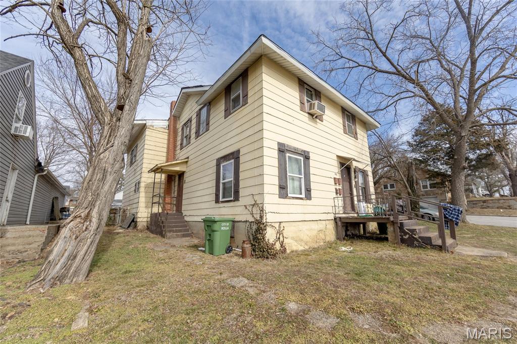 Prime Investment Opportunity! Well-located 4-plex in the heart of town, just steps from the MS&T campus. Each unit consists of 1 bedroom and 1 bathroom. Three units are currently occupied, providing immediate cash flow, while the fourth unit is rent-ready, offering instant upside.
Being sold As-Is—a solid opportunity for investors looking to expand their portfolio with a centrally located, income-producing property.