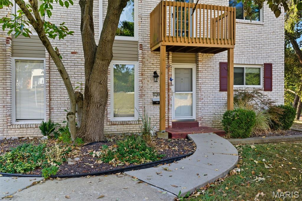 Great opportunity to own this 3 bed, 2 bath condo in Oakville schools! Open floor plan on main level allows for great entertaining space. This condo has had a full bath added to the main level.  Three beds and full bath on second level. Finished basement gives a second living room feel. Single car tuck under garage will keep your car dry in the winter!! HOA fees cover snow removal, landscaping, pool, clubhouse, water, sewer and trash service. New HVAC.