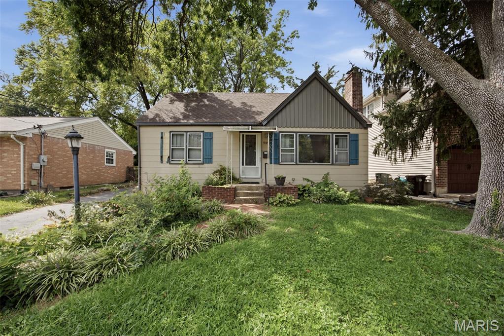 THIS PROPERTY IS A TEARDOWN, OFFERED "AS IS" or REHAB.  Home is in a prime location located near schools, shops and restaurants.  MUST HAVE CONFIRMED APPOINTMENT.  All contents inside the home must be removed by Buyer.  Seller will perform no inspections or repairs and offers should be submitted on a Special Sale Contract. This is a duplicate listing to 26054450.