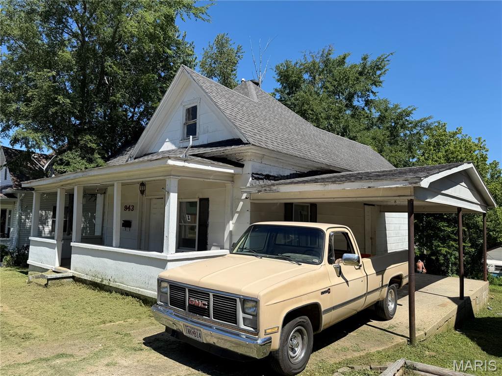 This spacious 3-bedroom, 2-bath home offers incredible value with some updates already completed. Features include generously sized rooms, covered parking, private alley access, and a spacious yard, all in a convenient central location close to shopping, schools, restaurants, and everyday amenities. Whether you’re an investor searching for your next flip, a landlord looking to expand your rental portfolio, or a buyer wanting to build equity in a large home, this property is priced to sell and packed with potential. Don’t miss this outstanding opportunity
