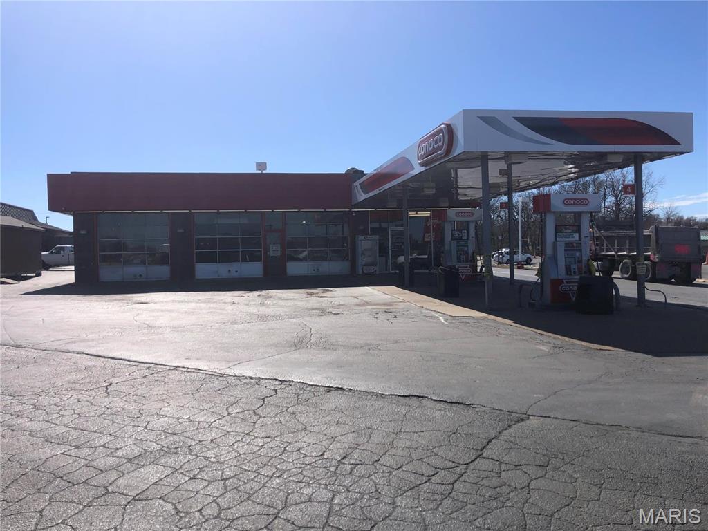 Branded Conoco station in great location just off Cave Springs and Hwy 70. Property includes lobby area for snacks, drinks, etc., gas pumps, underground tanks, 3 garage bays and some equipment to stay.  Don't miss the chance to have your own shop. Location: Corner Location, High Traffic, Hwy/Interstate Frntg