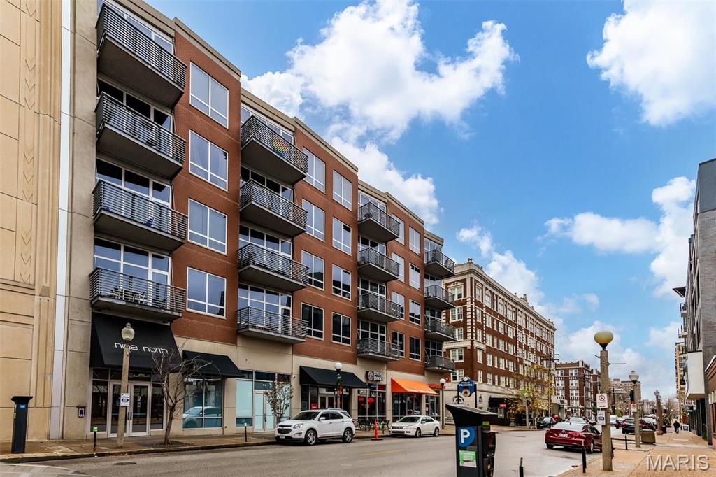Living at Nine North means you're within walking distance of Forest Park, BJC, Wash U, Whole Foods & a variety of restaurants & shops! With 1 bedroom, a den & 2 full baths, this condo provides options for an office or potential guest room. Features you’ll enjoy are 10 foot ceilings, floor-to-ceiling glass windows, a lovely electric fireplace, & open floor plan. Kitchen finishes include beautiful cabinets, stainless Bosch appliances, granite countertops, modern lighting & large kitchen island for eating & entertaining. You will find hardwood floors in the main living areas & den, carpet for your comfort in the Master & ceramic tile floors & tub/ shower surrounds in the bathrooms. Additional features include in unit laundry, extra storage space, & assigned garage parking. You’ll also love the amenities which provide a 10,000 sq. ft urban garden, inground pool, gym w/new equipment & an outdoor lounging &-grilling area. There is limited availability in this building each year. Call today!
