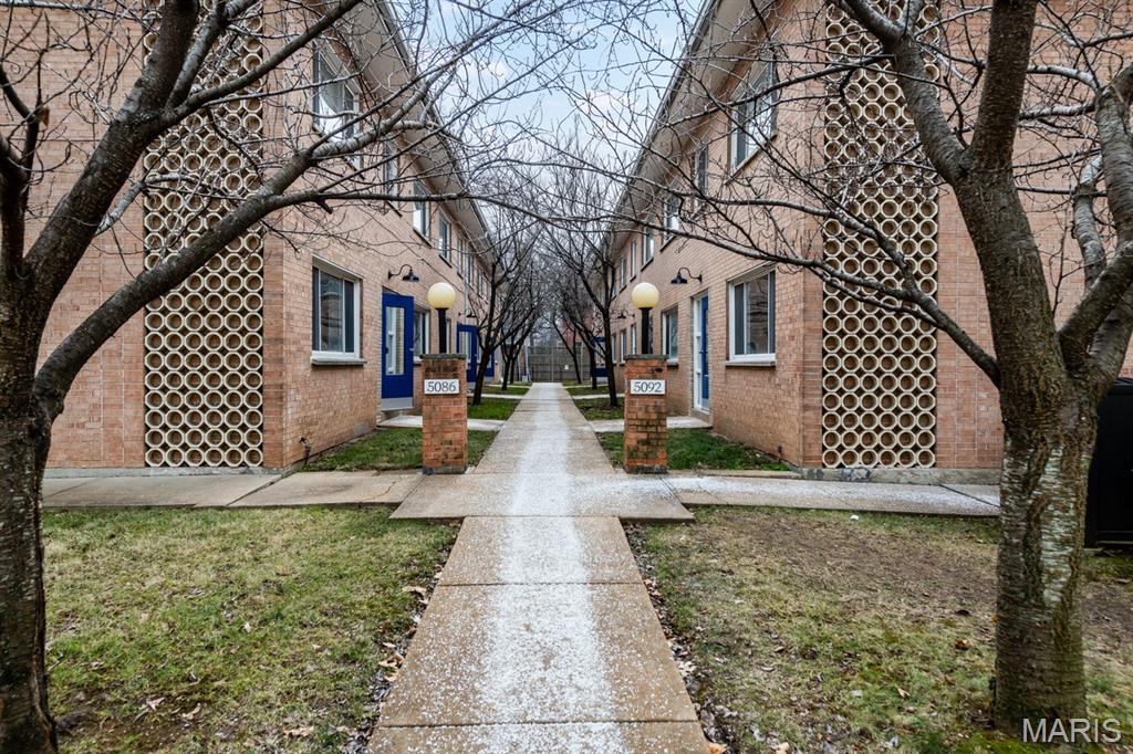 5086-5092 Waterman is a 28-unit apartment community in Central West End. Central West End, a growing neighborhood of St. Louis and is located just West of Forest Park and surrounded by other thriving areas including the Grand Center Arts and Entertaining District and the Delmar Loop.

The Property is conveniently located near employment centers such as Barnes Jewish Hospital, Washington University, and Saint Louis University along with various retail and dining options. The location offers easy access to major roadways making for a short
commute to anywhere in the St. Louis metro area.

Built in 1962, 5086-5092 Waterman is comprised of all 1 bedroom, 1 bathroom apartment homes. The property appeals to a diverse group of residents, including young professionals and senior citizens.

Renovations have been completed in 25 of the 28 units offering the opportunity to renovate the remaining units and push rents
over a new ownership period.