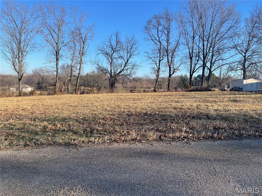 Lot in Shady Oaks Estate.  City water, city electric and city sewer available.  Salem R80 School District.  Minimal deed restrictions.