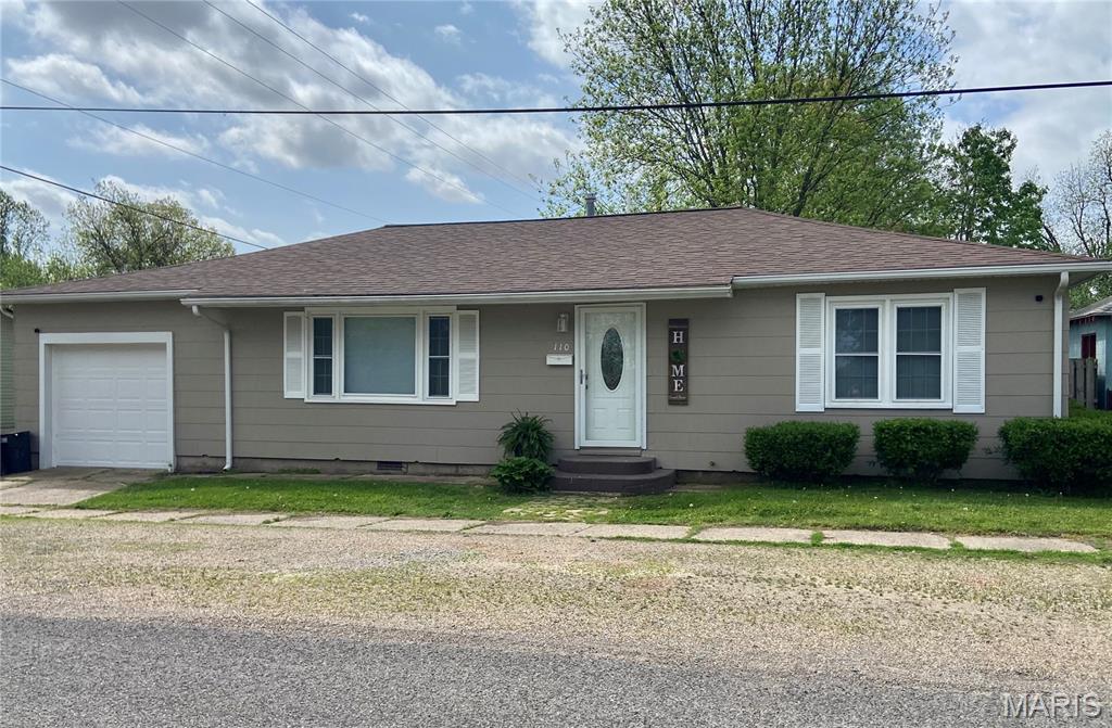 Cute 3 bedroom home with 1 bath , large fenced in backyard . Close to downtown. Spacious bedrooms and an eat-in kitchen with pantry. Original hardwood flooring , new Heat /air system installed in 2024 , New windows 2024, new water heater . Roof is 8 years old. Schedule your viewing !

Showing Instructions: Occupied- Call listing agent