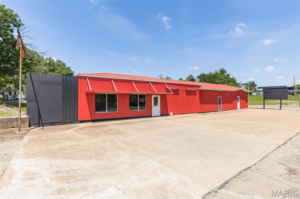 Real Estate Investment Opportunity. Formally operated as The Whistle Stop Cafe and all current operating equipment, property, and supplies included in sale. This 2,000 sq ft solid structure has well stood the test of time. Dining room seating provided with tables and chairs, drive-thru window, full service kitchen, 2 restrooms (1 public, 1 private), parking lot and room for future expansion on .431 acre corner lot. Interior walls include FRP panels and stainless Steel. Newer linoleum tile flooring throughout. Google Whistle Stop Cafe in Park Hills, checkout the 360' streetview for expansion possibilities! Location: City, Corner Location, High Traffic