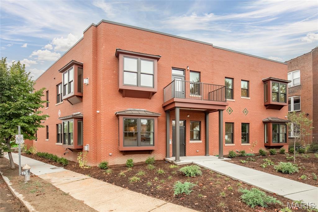 Fantastic 55+ new construction in Skinker DeBaliviere. Ready to show October 11 2025! Accessible building with elevator allows you to age in place.  Every detail has been thought out and all you have to do is move in and get comfortable.
Garage parking, 2 Bedroom, 2 full bath and all the joys of this vibrant neighborhood.