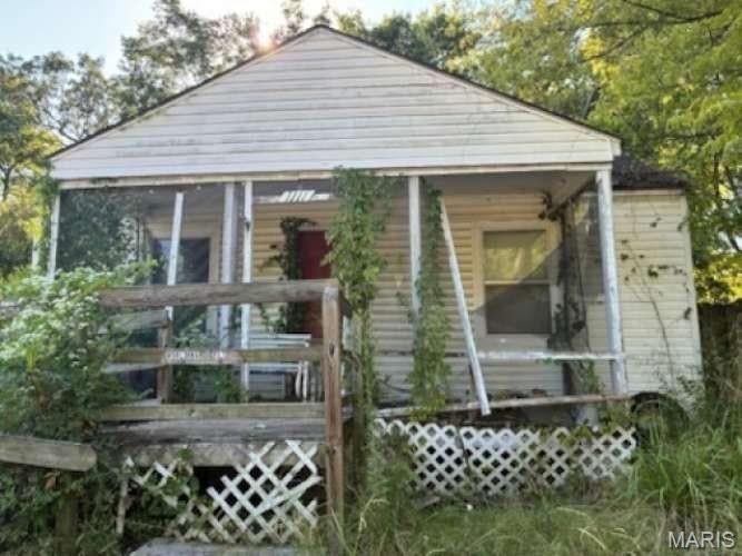 Discover the potential of this 1,022-square-foot single-family home in Poplar Bluff. Built in 1942, the property offers an opportunity to update and personalize it to fit your vision. This home could be a great option for an owner-occupant or investor. Bring your ideas and make it your own!