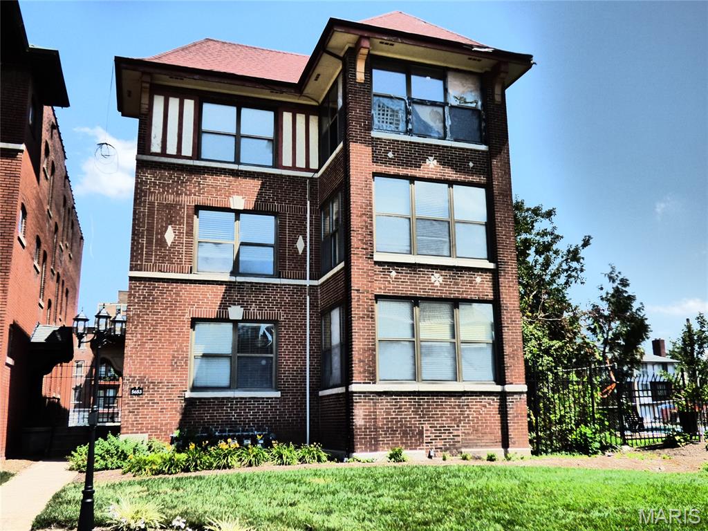 Enjoy convenience and walkability in this recently updated 2BR condo.  Great location for students, doctors and professionals with easy access to the Metro Link. Stainless steel appliances, hardwood floors, washer and dryer. Near WashU, Forest Park and restaurants. Secure off-street parking and access to swimming pool next door (additional fees apply). 

Sellers added new HVAC and water heater in 2025. HOA installed new roof in 2025 and new windows are on order to be installed this month.