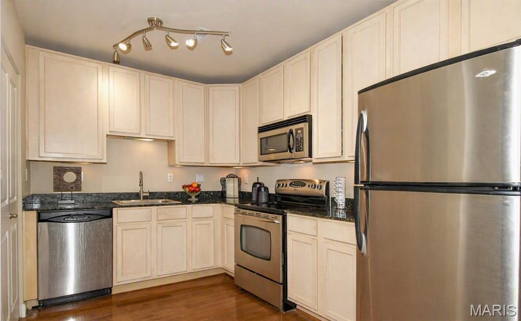 Del-Clare Condo - Residential