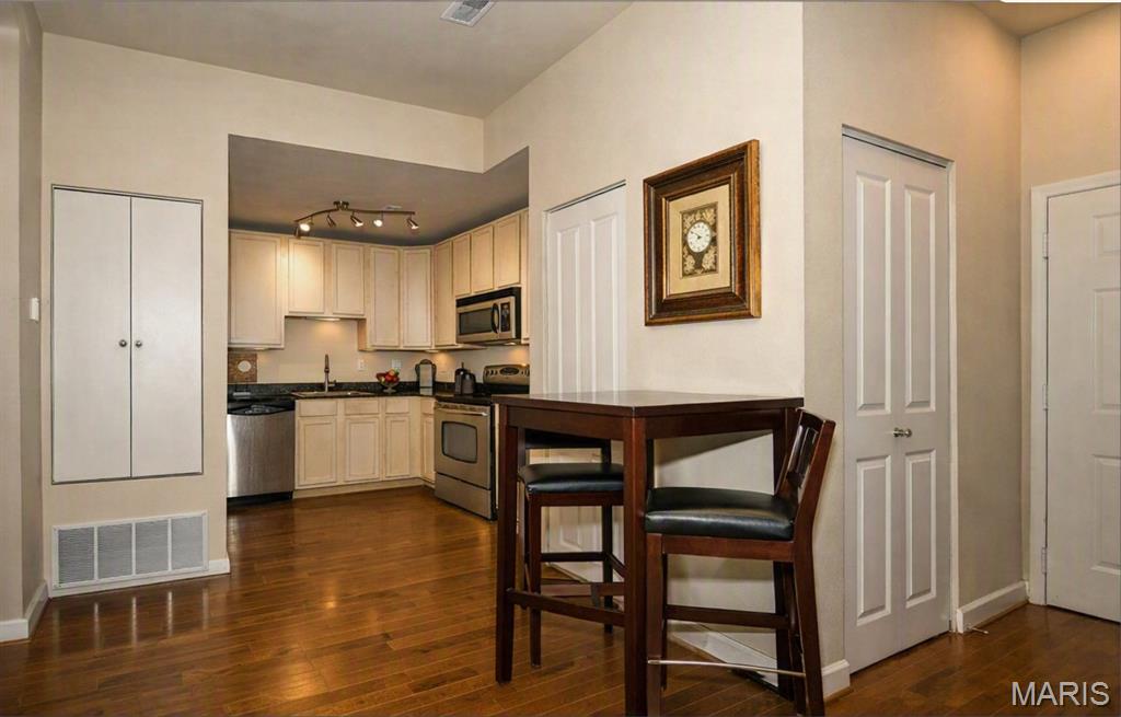 Del-Clare Condo - Residential