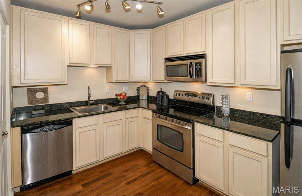 Del-Clare Condo - Residential