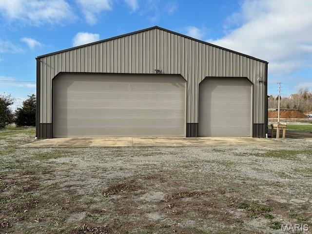 3,310 SF newer warehouse/shop building located on 1.76 acres and boasts four overhead drive-through doors, a small office, and a restroom. The property offers clear-span type construction and a commercial location at Bloomfield Road & Hwy 74. With ample space for outdoor parking and storage, this property presents a prime opportunity in the Cape Girardeau area.
