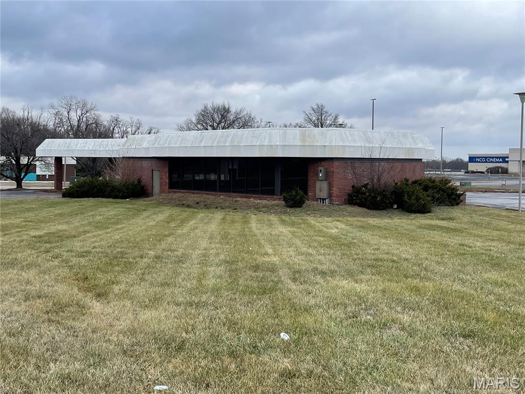 Former bank building that is ready to be fitted out to meet buyers' needs.  Located at Alton mall, this building is very visible on a heavily traveled highway. 14000+ on Homer Adams Parkway  & 7150 on Alby St.  Building is a full brick masonry building with 5 lane drive thru.  Full basement.  Parking for 20+ spaces.  Sits on 1.95 acres