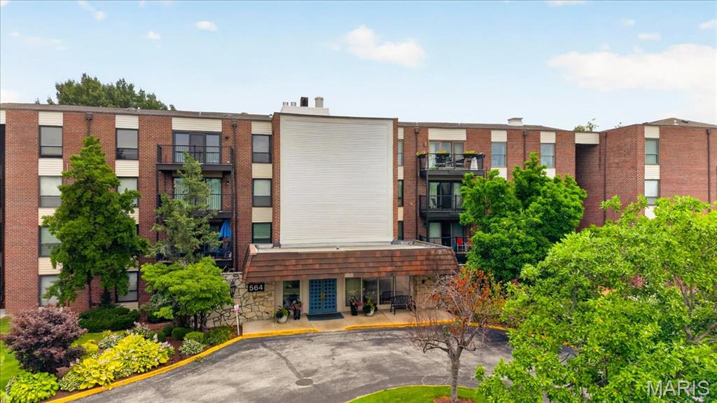 Enjoy peaceful golf course views, incredible space, and the ease of first-floor living in this beautifully maintained condo overlooking Creve Coeur Golf Course. From the moment you step onto the private patio, you’ll appreciate one of the best settings in the community, where lush fairways create a scenic backdrop and the expansive green space feels like your own backyard. Inside, you’ll find a spacious floor plan with room to spread out. The welcoming entry opens to an oversized living room filled with natural light and a generous dining room that’s perfect for entertaining, or everyday living. Large sliding glass doors frame the beautiful golf course views and create a seamless connection between the living room and the private patio, making it easy to enjoy the outdoors year-round. The generously sized eat-in kitchen offers exceptional cabinet and countertop space, pantry storage, double wall ovens, and easy access to the spacious dining room. Just off the kitchen, the convenient in-unit laundry room adds to the ease of everyday living. The expansive primary suite offers the comfort and space you’ve been searching for, featuring an impressive 12’ x 6’ walk-in closet and a spacious ensuite bath with a dual sink vanity, soaking tub, and separate shower. A second generously sized bedroom with double closets and a nearby full bath provides the perfect space for guests, family, or a home office. With abundant storage throughout, plentiful guest parking, and an unbeatable first-floor location, this home offers the perfect blend of comfort and convenience. Residents enjoy a beautifully maintained community with a swimming pool, manicured grounds, and an HOA that covers water, sewer, trash, snow removal, and lawn and landscape maintenance. Conveniently located just minutes from popular shopping, dining, Creve Coeur Park, and easy access to Highways 40 and 270, this is low-maintenance living at its best. Don’t miss out!