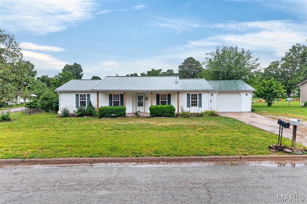 Beautifully remodeled and move-in ready! This updated 3 bedroom, 2 bath home located in the heart of Richland offers approximately 1,500 sq ft of comfortable living space with modern updates throughout. Recent improvements give the home a fresh, updated feel while maintaining its original charm. Features include updated flooring, paint, fixtures, kitchen improvements, refreshed bathrooms, central HVAC, attached garage, and a spacious corner lot. Conveniently located near schools, shopping, and local amenities. Whether you’re searching for your first home or simply wanting an updated property with great value, this one is worth a look!