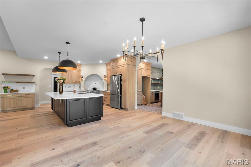 Windwood Lake Estate - Residential